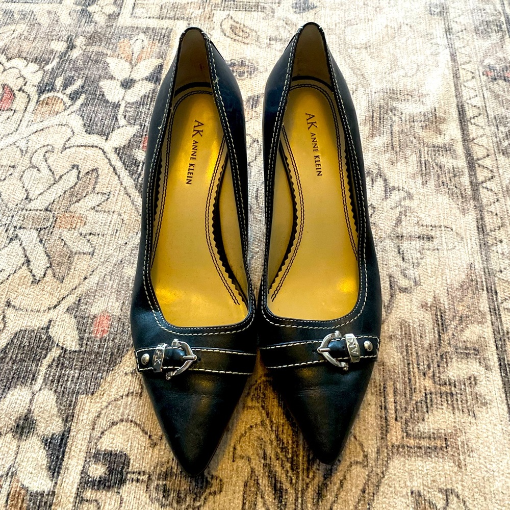 Ann Klein Kitten Heel Pump, Black 10
